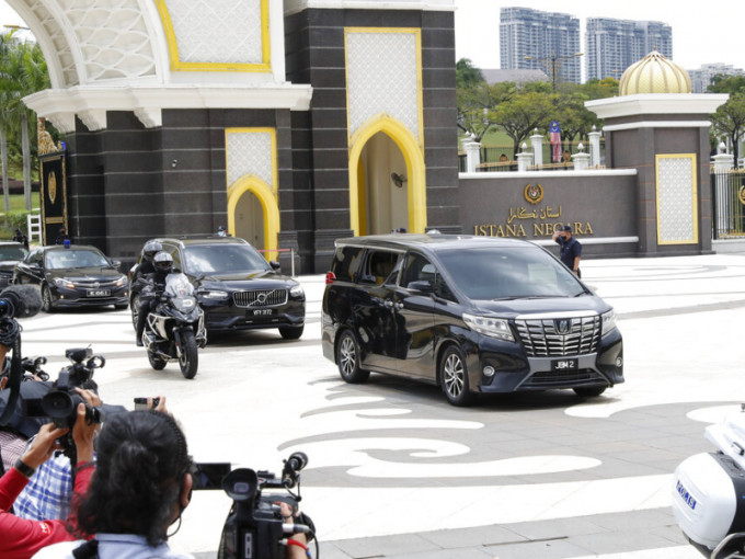 穆希丁昨日進入皇宮，向國家元首請辭。AP資料圖片