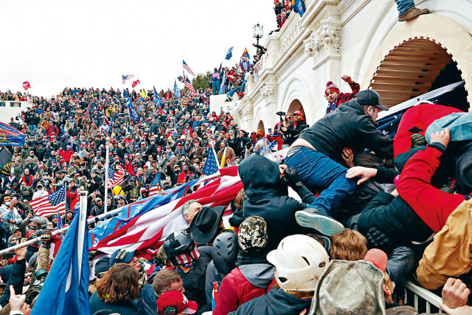 特朗普支持者如古時戰爭式攻城方法，利用人踩人及長梯攀過外牆進入國會大樓。