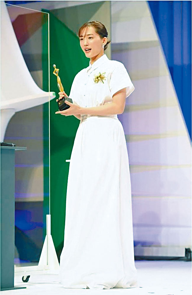 绫濑遥日前精神奕奕出席颁奖礼，但有指她在片场精神欠佳。