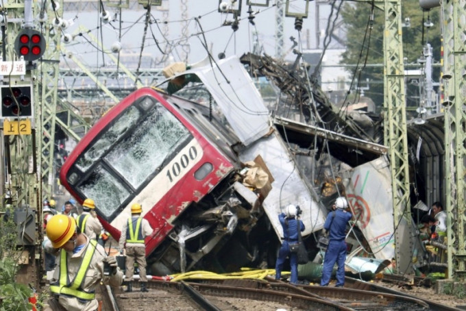 日本横滨有列车与货车相撞，1死逾34人伤。AP
