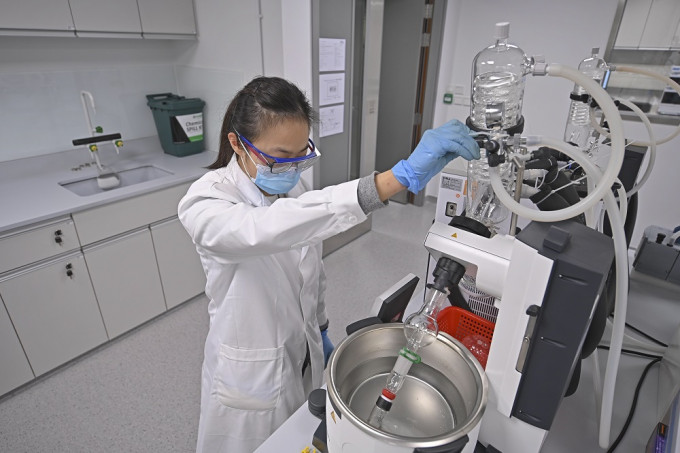今年正式进驻InnoHK创新香港研发平台的香港大学合成化学暨分子生物学实验室，致力开发新一代抗癌化合物。李睿哲摄