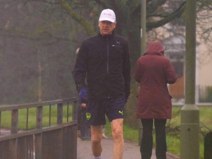 70歲雲爺爺無懼肺炎散步。網上圖片