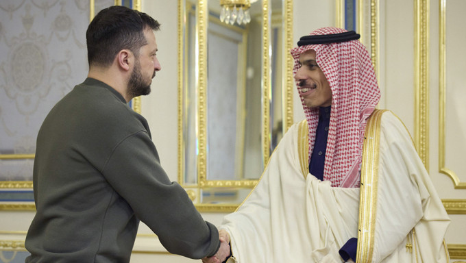 沙特外長費薩爾訪問烏克蘭與烏國總統澤連斯基握手。AP