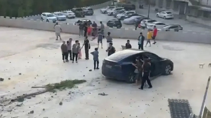 一輛Tesla房車在重慶失控撞倒行人，司機已被扣查。網上圖片