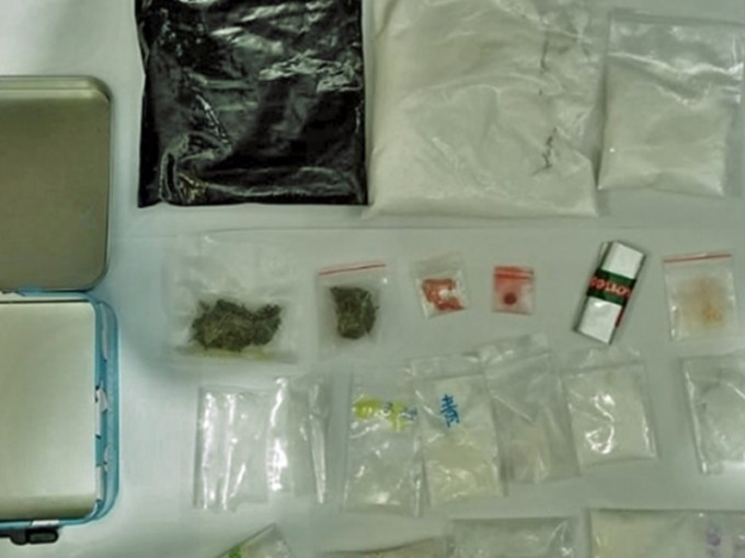警方於慈雲山反毒，檢獲12.8萬元毒品。警方圖片