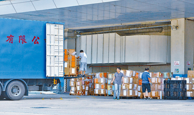 ■搬运公司将壹传媒数百箱物品搬走。