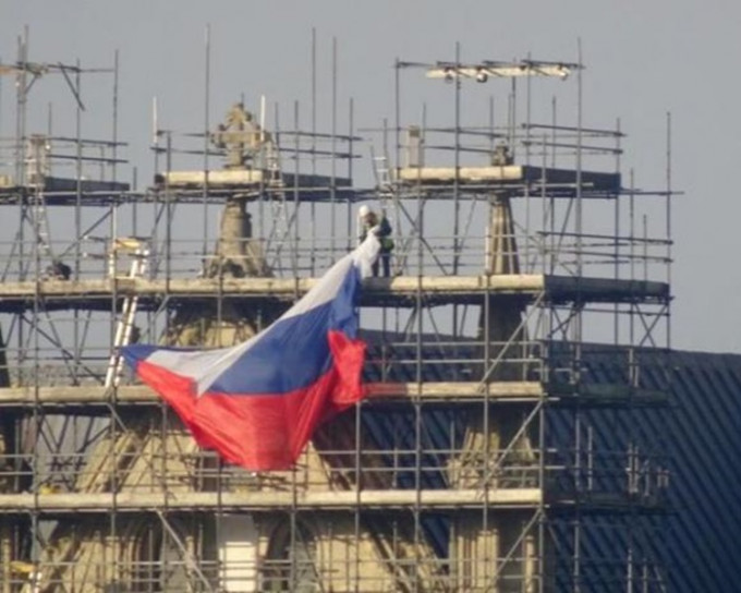 工人迅速将俄罗斯国旗拿走。网图