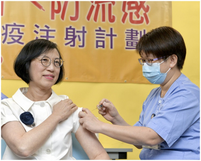 陳肇始（左）早前已接種疫苗。