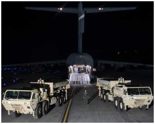 兩個「薩德」的發射架及部分裝備，周一晚由軍用運輸機運抵南韓烏山空軍基地。新華社圖片