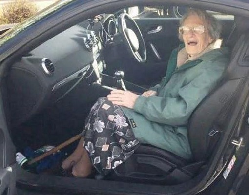 英國一名107歲的老婦仍可自行駕車外出。 網上圖片