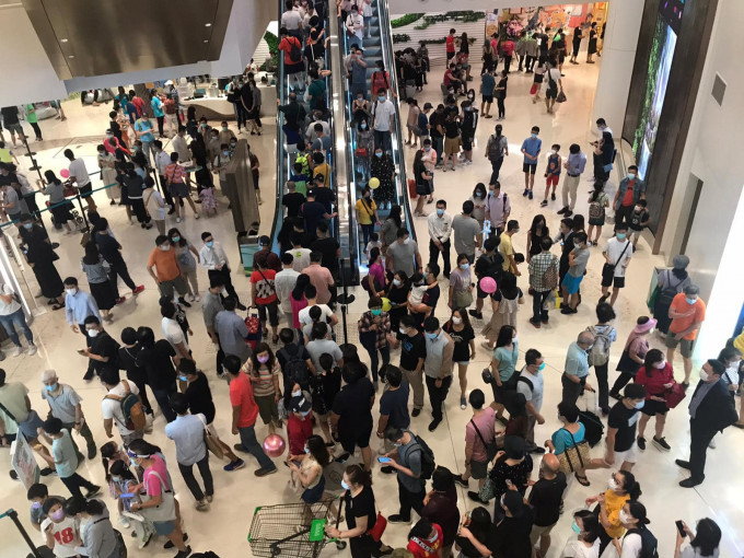 商場人潮湧湧。網民Ka Wai BoBo Kwok圖片