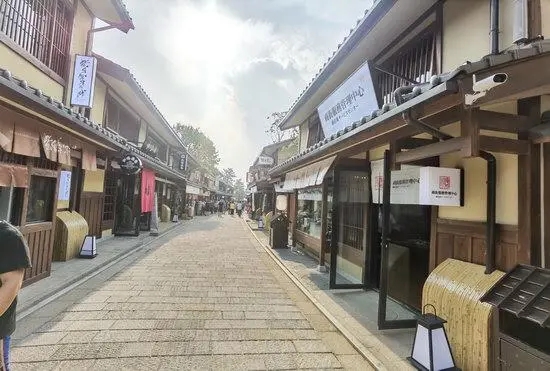 景区的商业街都是仿照日本京都地区风格建筑。网图