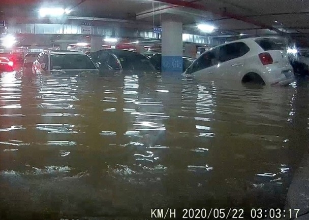 大量积水涌入地下停车场，200多辆车被水淹没。(网图)