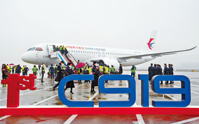 全球首架C919客机交付东航。　