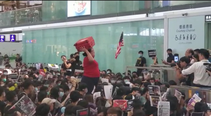 新加坡婦奮抗示威者闖機場離境禁區。資料圖片