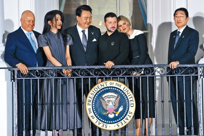 南韓總統尹錫悅伉儷、烏總統澤連斯基夫婦、日本首相岸田文雄等人周三現身白宮藍廳露台。