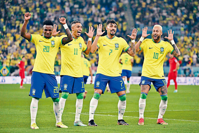 雲尼斯奧斯（左）、拉芬夏（左二）、盧卡斯柏基達（右二）及尼馬（右）在巴西取得入球後，跳舞慶祝。