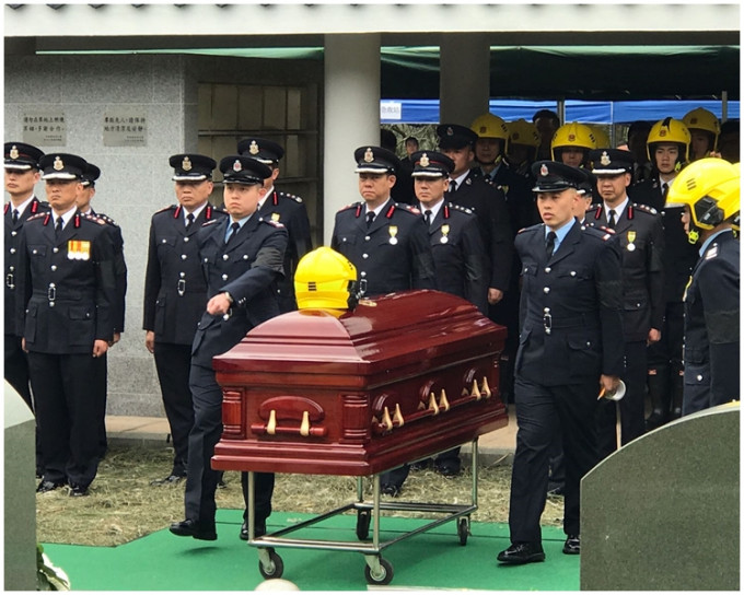 殉职消防总队目邱少明正式安葬浩园。