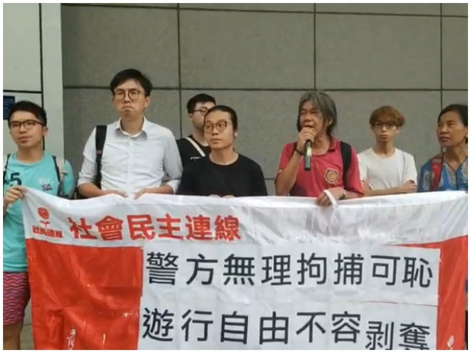 梁国雄(右三)指责警方无理拘捕，谢寄安(右四)没有发言。社民连Facebook