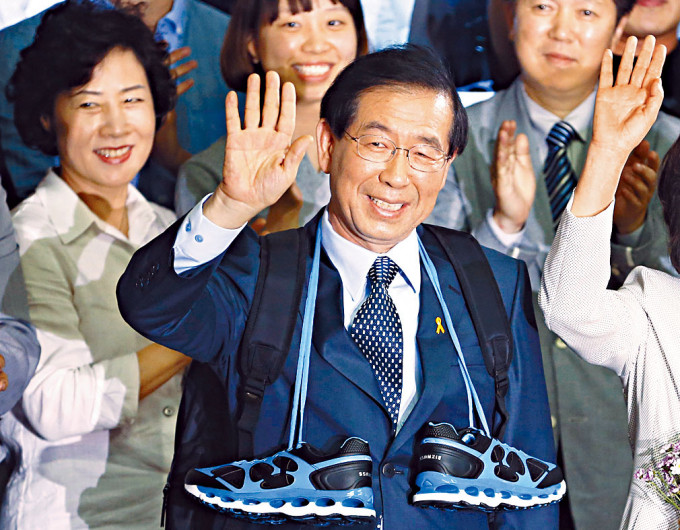 ■朴元淳二○一四年当选连任首尔市长，与支持者庆祝。
