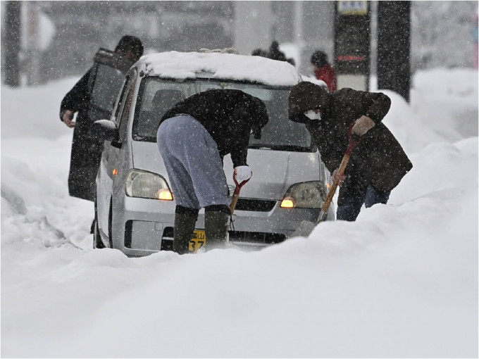 日本多地连降大雪，至少11死逾330伤。AP图片