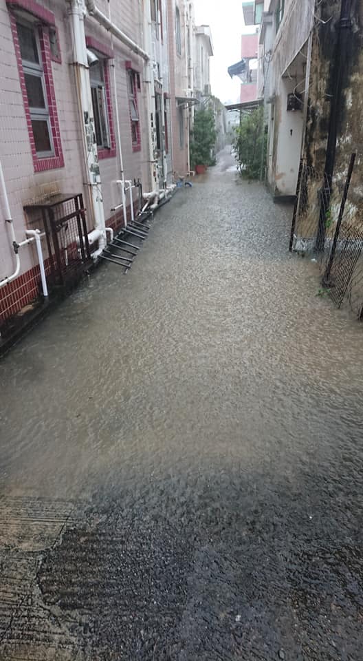 有村屋前变成一条小河，村民涉水而行。网民Yuna Komazawa图片
