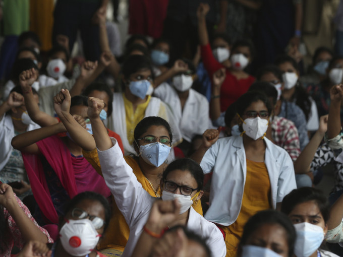 印度新冠肺炎确诊病例已升至276583宗。AP图