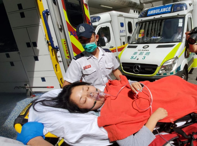 半昏迷事主被送院搶救。