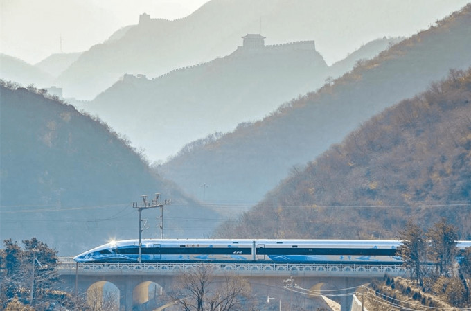 經過9年建設，滇藏鐵路麗香段即將開通營運，連通雲南麗江市與迪慶藏族自治州，也意味知名旅遊景點香格里拉能夠通行火車了。 中新社