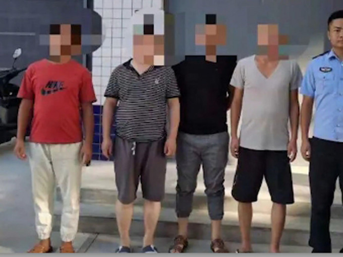四名男友人將偷拍者毆打被行拘。網上圖片