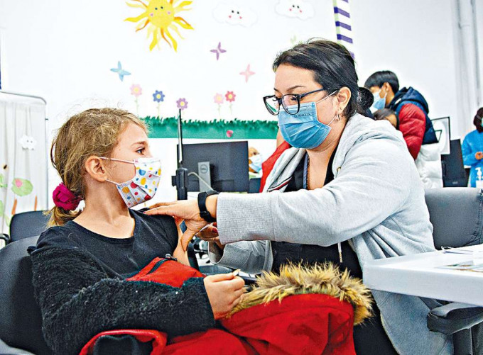 ■魁北克省蒙特利尔市一所疫苗中心的医护，上月为儿童接种新冠疫苗。