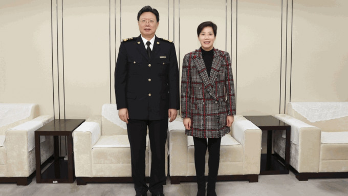 何珮珊（右）今日在北京拜訪國家海關總署，與海關總署署長俞建華（左）會面。政府新聞處圖片