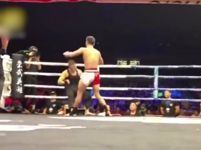詠春大師丁浩只堅持了74秒，就被搏擊選手KO，當場暈倒在場中。 影片截圖