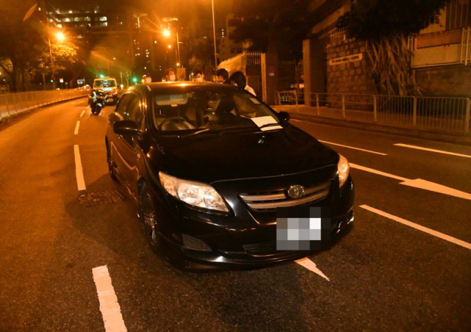 私家车停培正道路中。