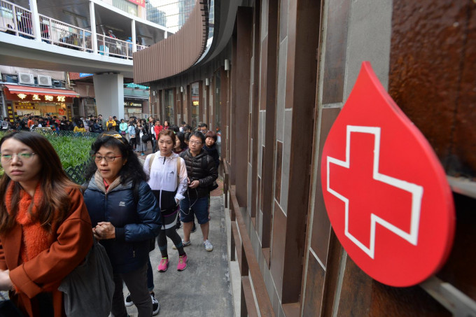 不少市民響應紅十字會呼籲踴躍前往捐血，多個捐血站均大排長龍。