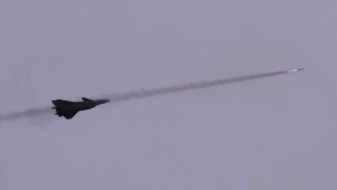 歼-20实弹射击画面首次曝光，透过侧弹舱发射了一枚空对空飞弹。