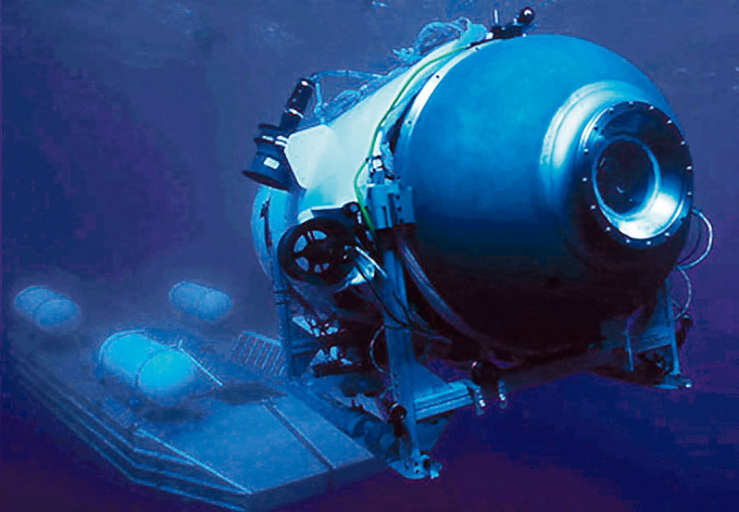 海洋之門公司日期未詳的照片顯示「泰坦」潛水器在水中脫離平台出發。