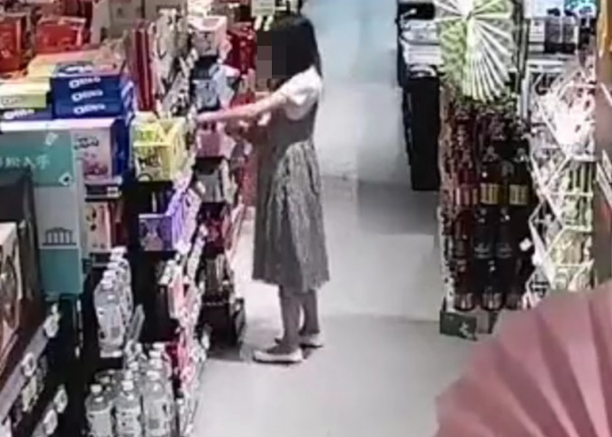 上海一名女子接連在不同超市偷竊朱古力，但因怕胖而只嚼不吞。影片截圖