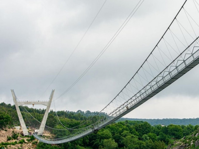 葡萄牙北部小鎮羅卡一條全球最長的行人吊橋，將於周日舉行啟用典禮。網圖