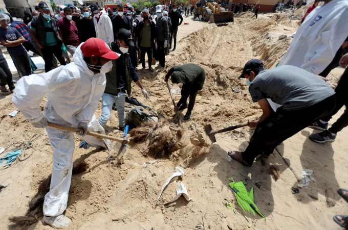 汗尤尼斯纳赛尔医院乱葬岗发现近300具遗体。路透社