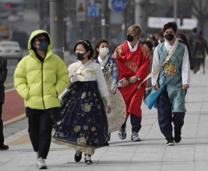 南韩疫情严重，市民纷戴上口罩自保。AP