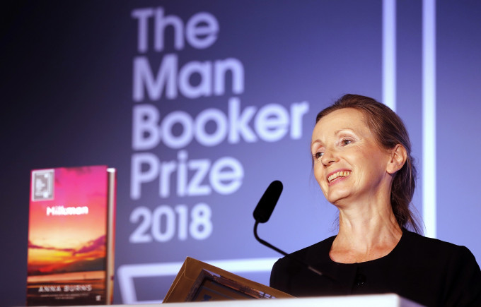 伯恩斯憑小說《送牛奶的男人》獲頒英國「曼布克獎」。AP