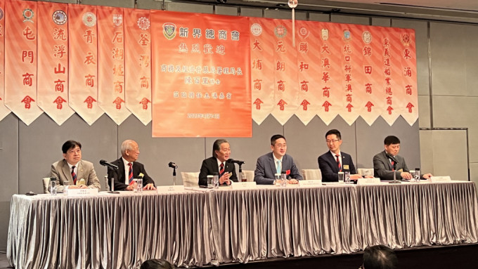 陈百里（右三）出席新界总商会第十四届董事会第九次会议。陈炯摄