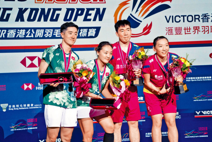 邓俊文（左）与谢影雪（左２）于香港公开羽毛球赛决赛不敌国家队组合夺亚，但已造出历来最佳成绩。