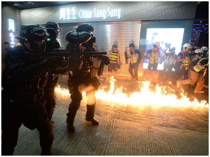 防暴警連開多槍，示威者燃燒彈還擊。