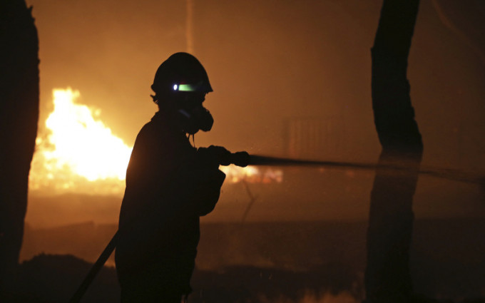 希腊消防员继续扑救山火。AP