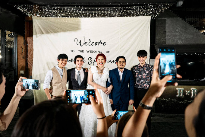 新娘邀3位前男友婚禮上大合照。網上圖片