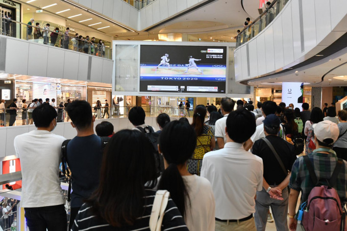 市民在觀塘apm商場的電視直播前一同觀賞賽事。