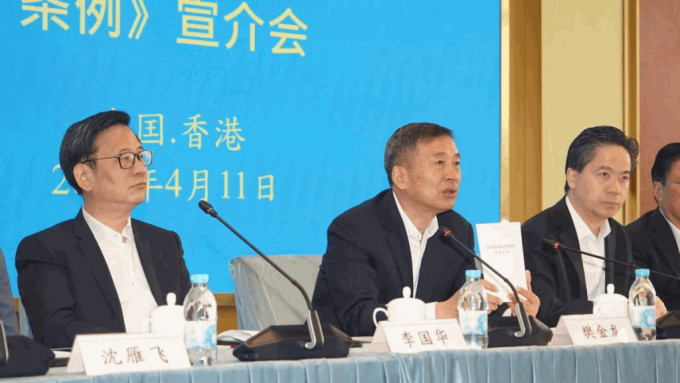 江蘇省人大常委會常務副主任、黨組副書記樊金龍（左二）率代表團訪問香港，代表團一行今日（11日）在香港江蘇中心召開座談會。