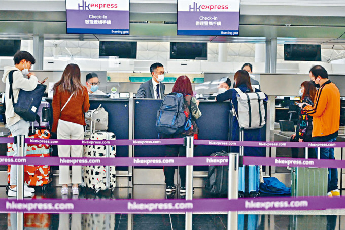 香港快運下月起停售旅行團團體機票，有業界估計或令機票成本上漲10%至20%，費用勢將轉嫁顧客。